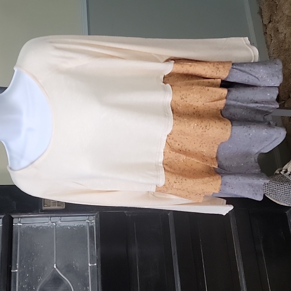 #02  NWT Davi&Dani Cream Long Sleeve Knit Top Floral Tiers Woman Size 1XL